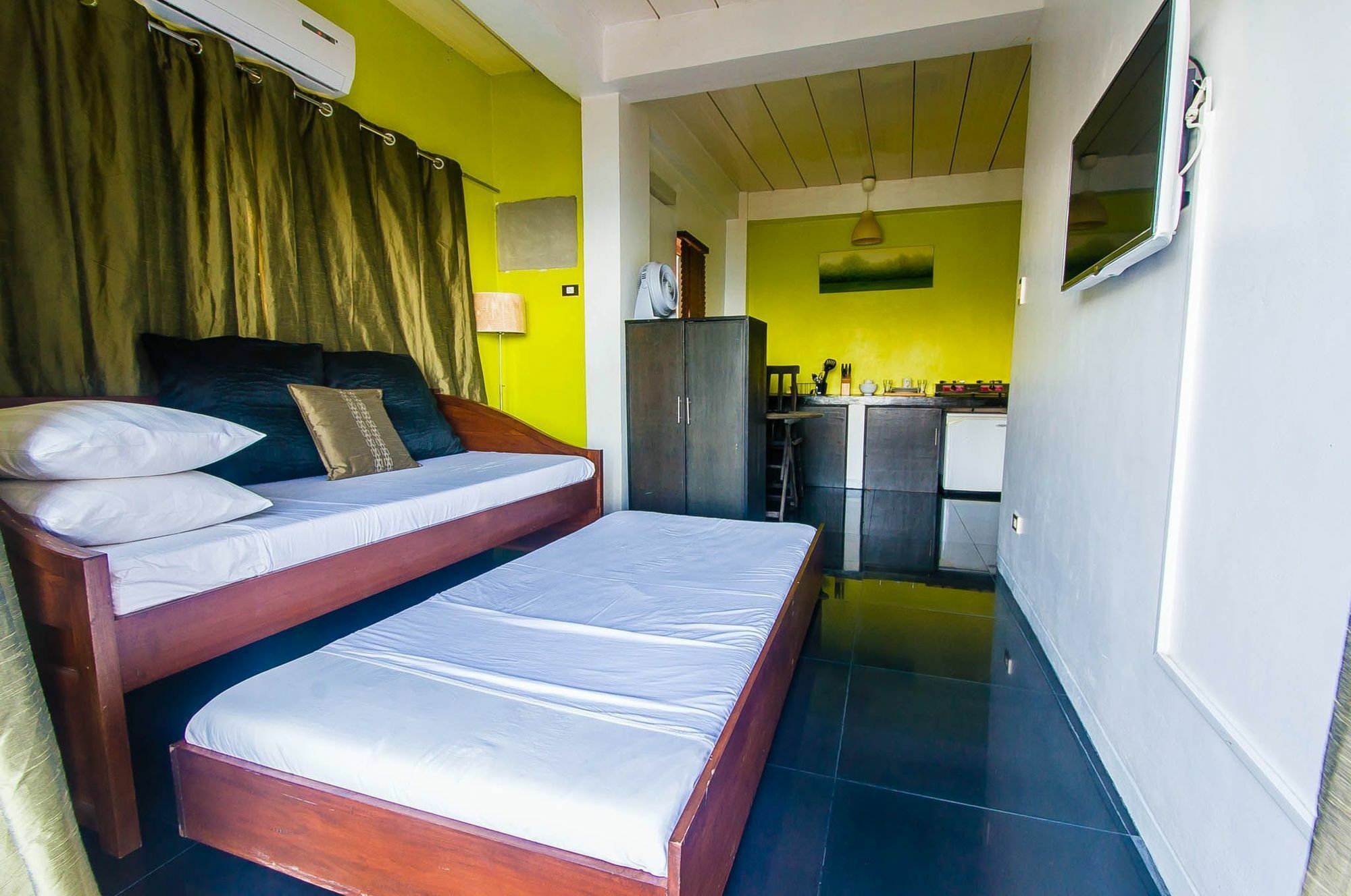Jeepney Hostel And Kite Resort Balabag  Exterior photo